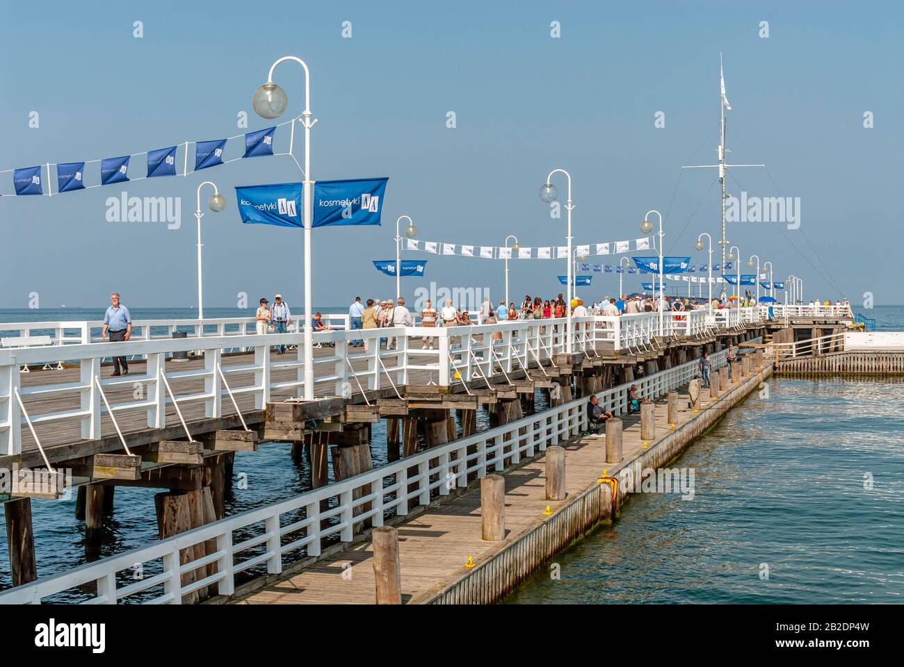 Touristes et locaux sur la jetée de Molo dans la station balnéaire de Zoppot, Pologne Banque D'Images
