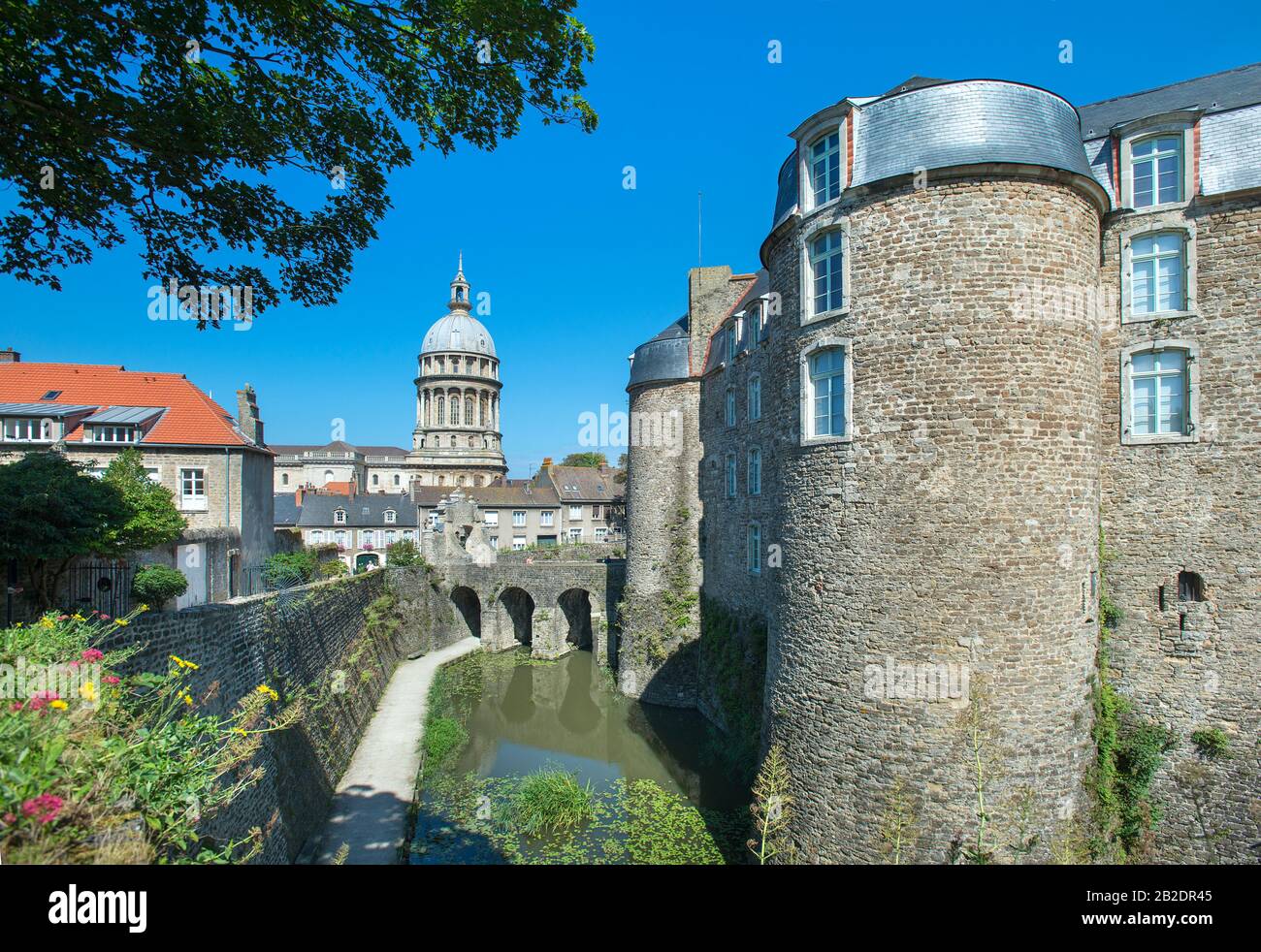 Moat du Château avec cathédrale notre Dame visible, Boulogne sur Mer, France Banque D'Images