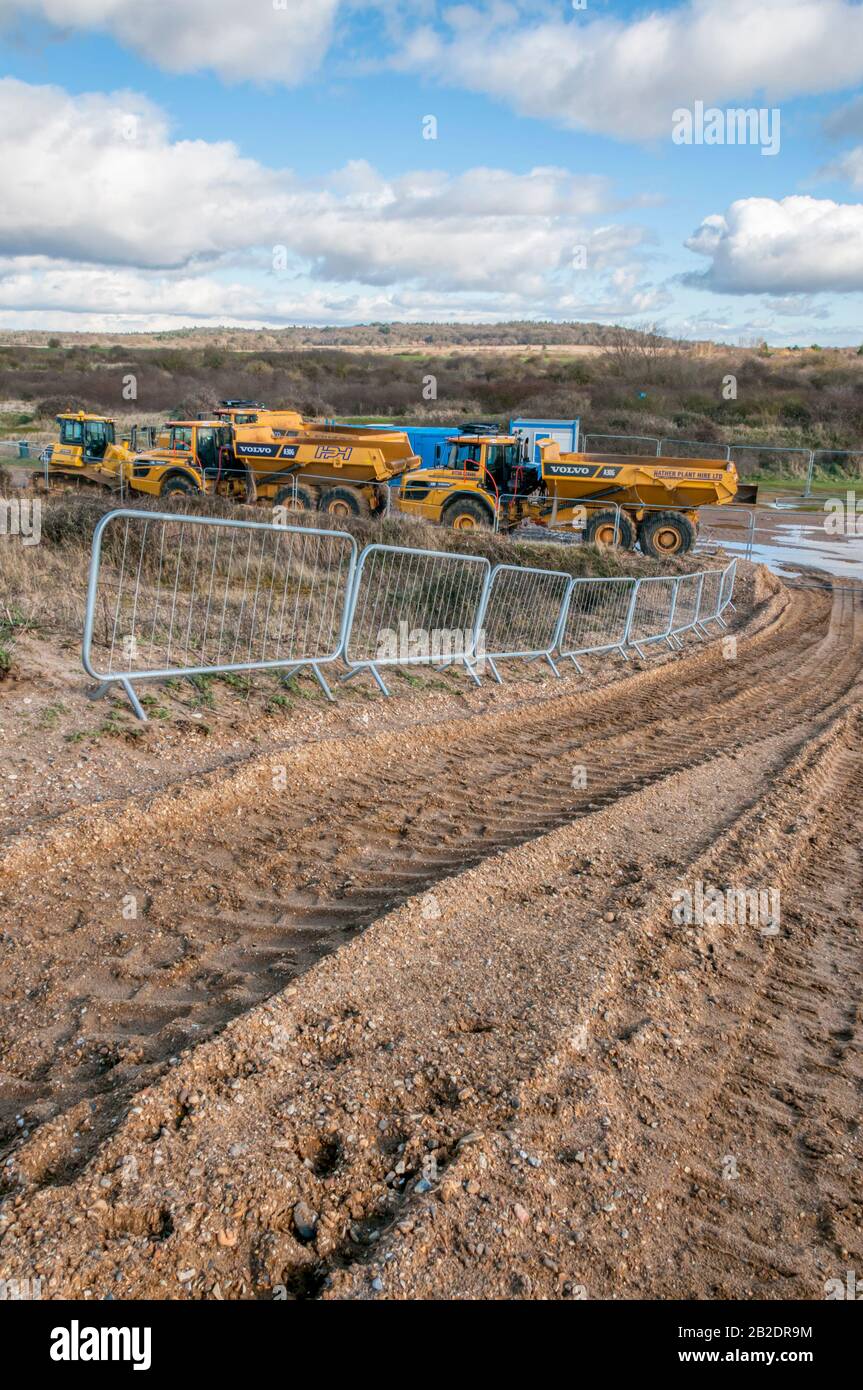 Le matériel de terrassement articulé Volvo A30G utilisé dans les travaux de défense côtière sur la rive du Wash entre Snettisham et Hunstanton à Norfolk. Banque D'Images