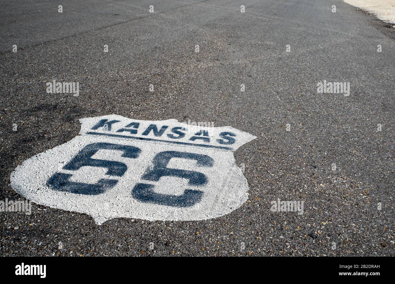 Route 66 Peinte sur la chaussée du Kansas. La route de la mère. La Rue Principale De L'Amérique. Banque D'Images