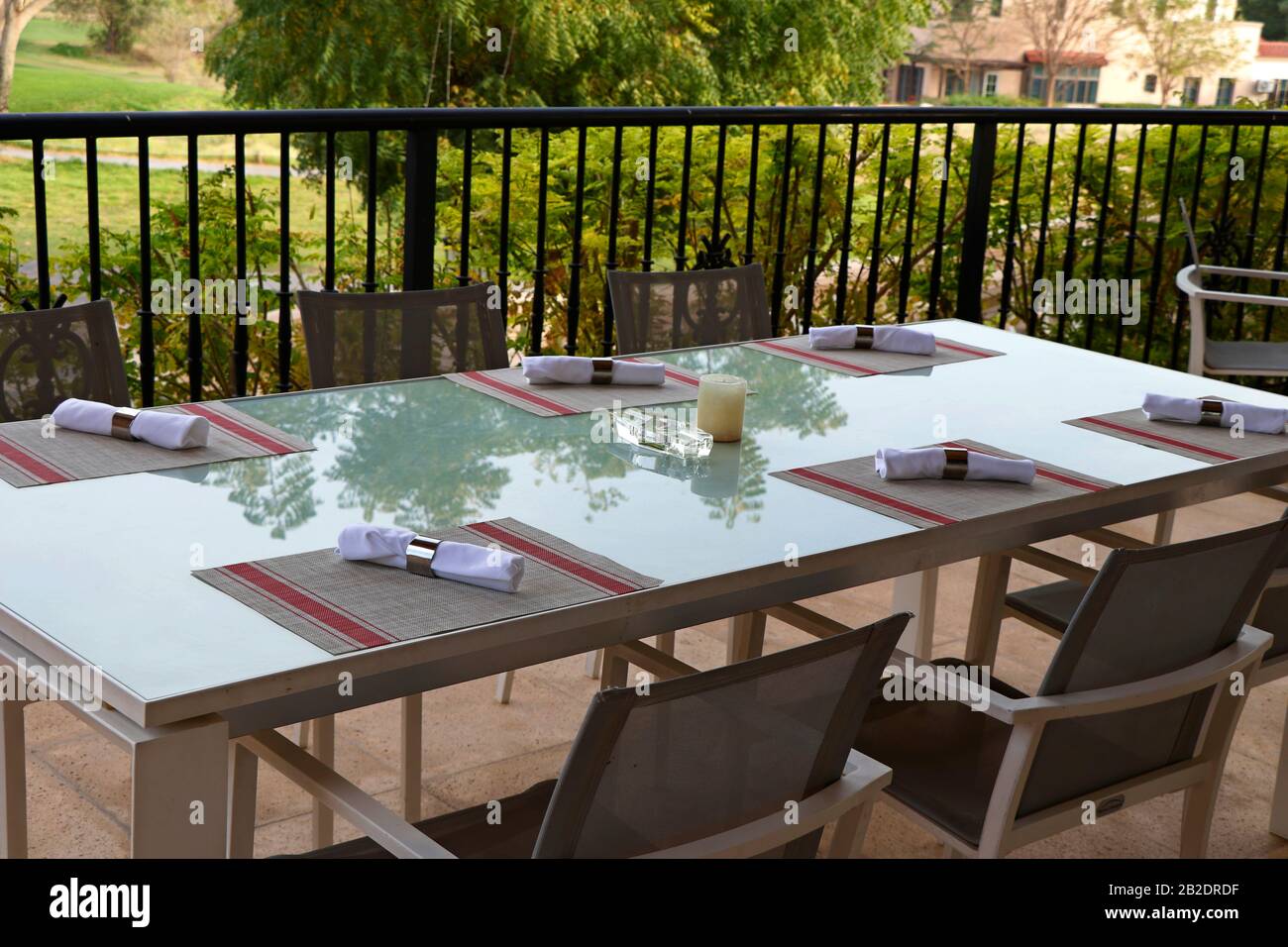 table à manger simple pour un restaurant terrasse Banque D'Images