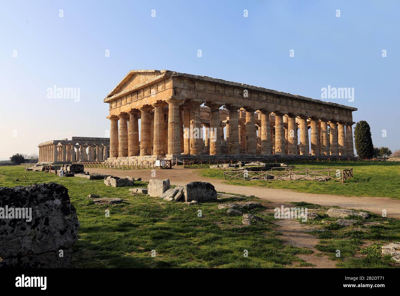 Temple de Hera II, appelé Temple de Neptune. Le plus grand temple de Paestum. (460-450 AV. J.-C.). Ordre Doric, Paestum, Campanie, Italie. Banque D'Images Temple de Hera II, appelé Temple de Neptune. Le plus grand temple de Paestum. (460-450 AV. J.-C.). Ordre Doric, Paestum, Campanie, Italie. Banque D'Images