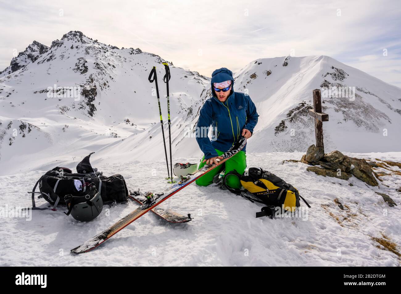 Les amateurs de ski attaquant le sommet, sur la droite enneigée Moelser Sonnenspitze, Wattaler Lizum, Tuxer Alpes, Tyrol, Autriche Banque D'Images