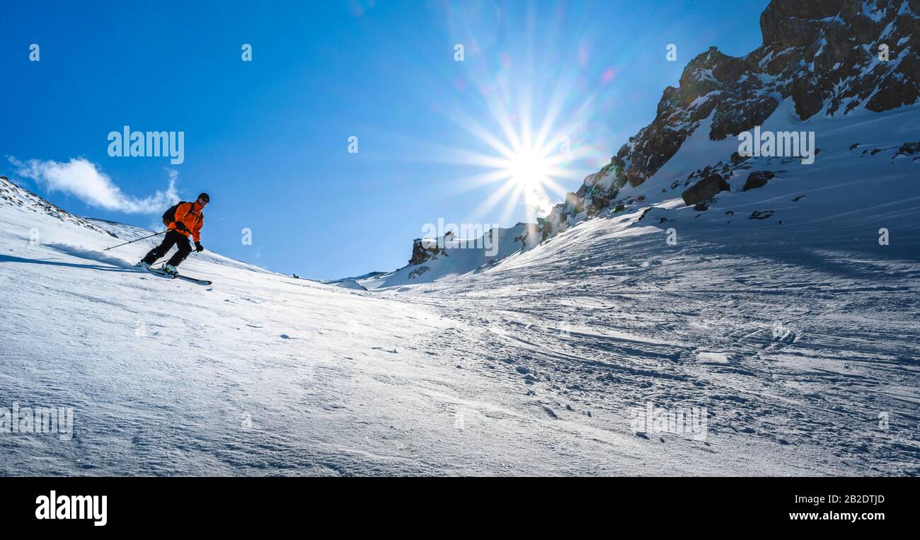 Skieur avec skis de randonnée ski dans la neige, visite de ski Geierspitze, Wattaler Lizum, Alpes de Tuxer, Tyrol, Autriche Banque D'Images