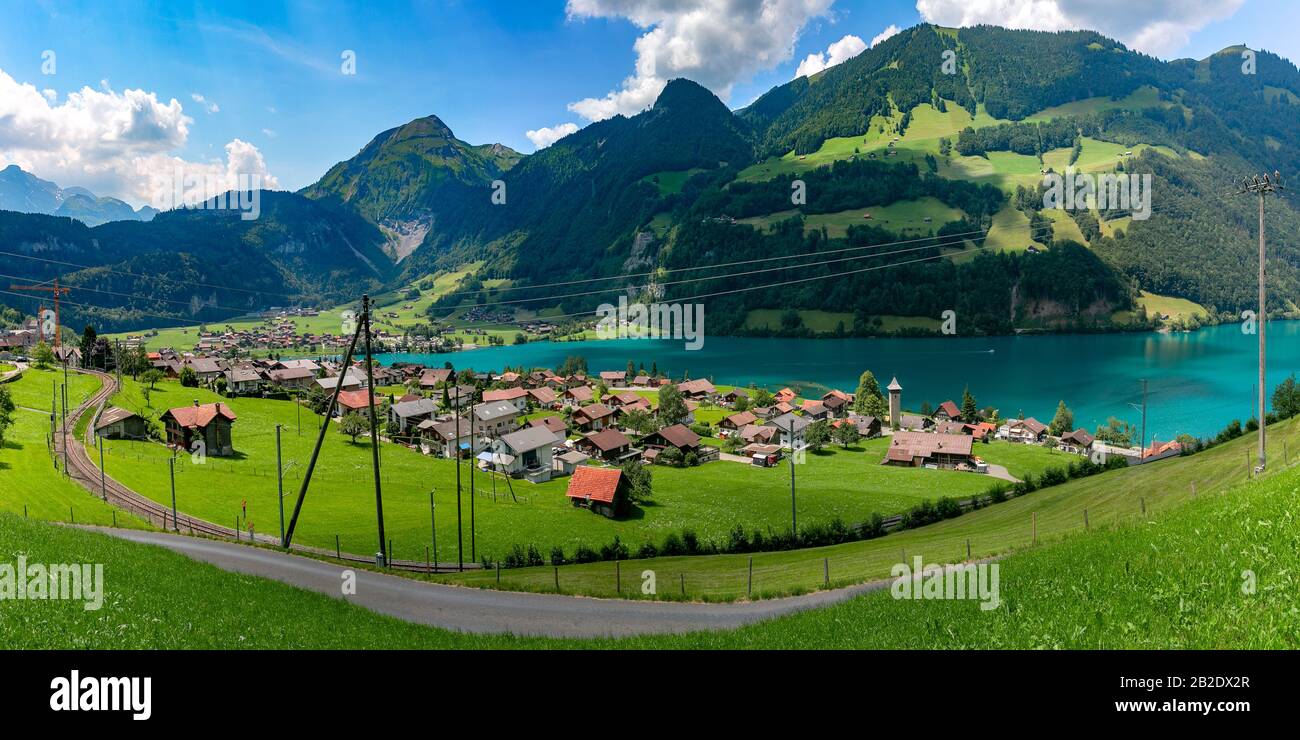 Swiss village Lungern avec ses maisons traditionnelles et de Vieux clocher de l'église Modifier Kirchturm le long du lac Lungerersee, canton de Obwald (Suisse) Banque D'Images