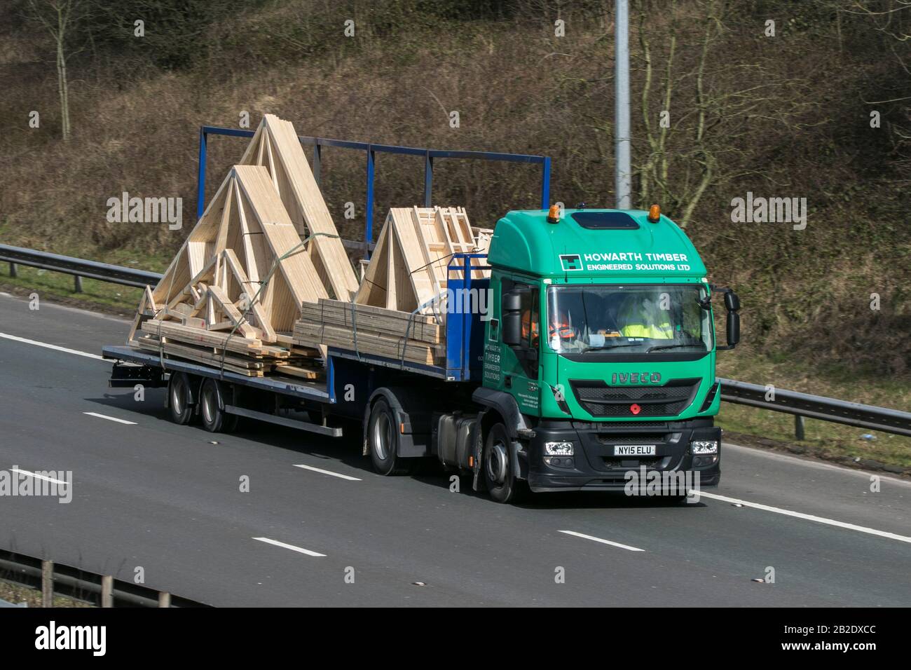 Les barres de toit étant transportées sur l'autoroute M 6 près de Preston, dans Lancashire, au Royaume-Uni Banque D'Images