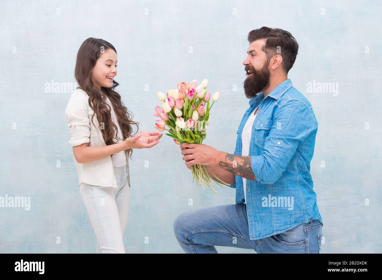 Joyeux Anniversaire Cher Tulipes Tendre Pour Fille Bouquet De Tulipes D Homme Pere Tulipes Fille Pere Avec Fleurs Fete D Anniversaire Journee Internationale De La Femme Fete Des Peres Fleuriste Tradition Familiale Photo Stock