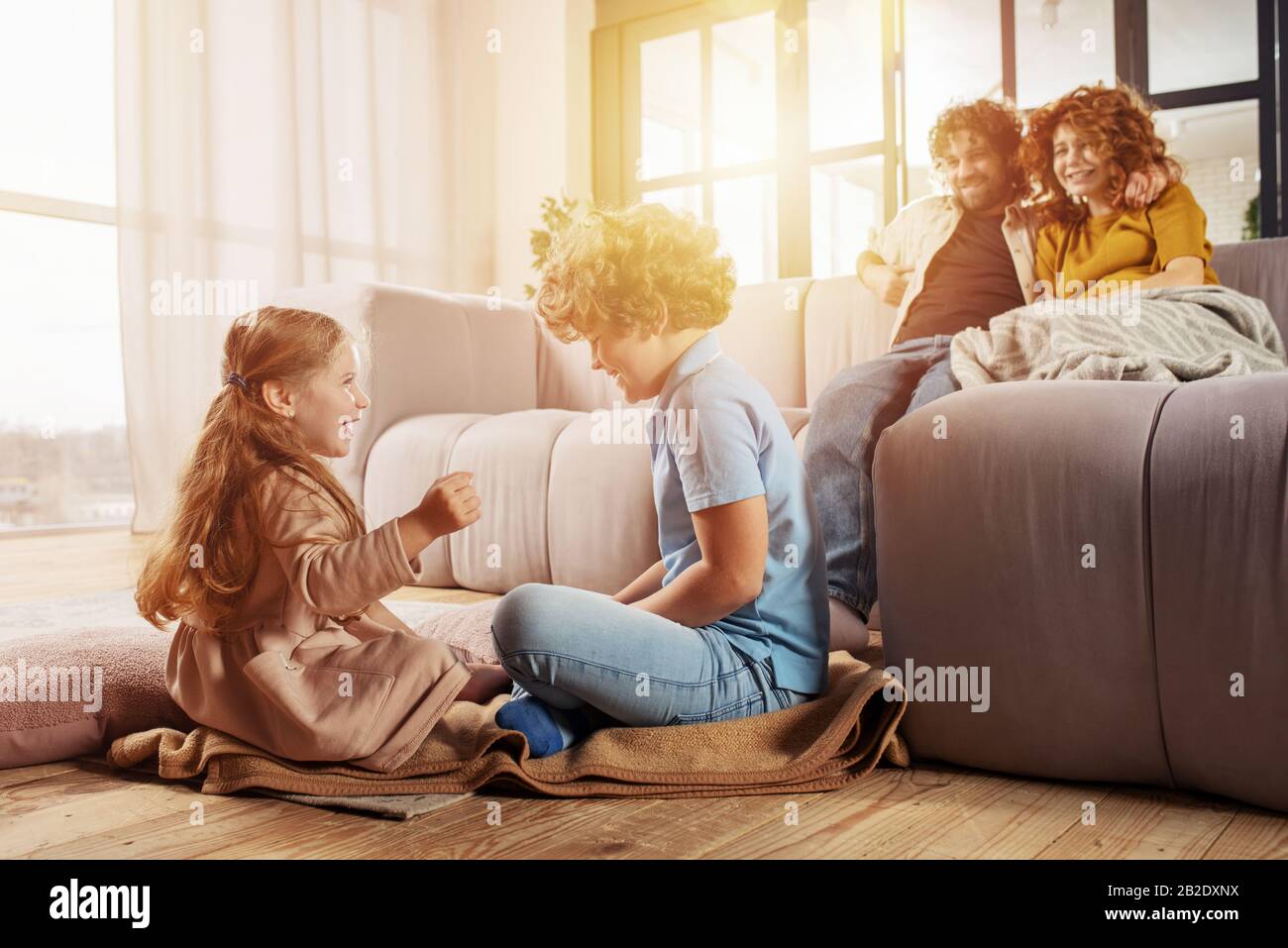 Bonne famille jouer ensemble à la maison sur le canapé. Concept d'Union, d'amour, d'affection Banque D'Images