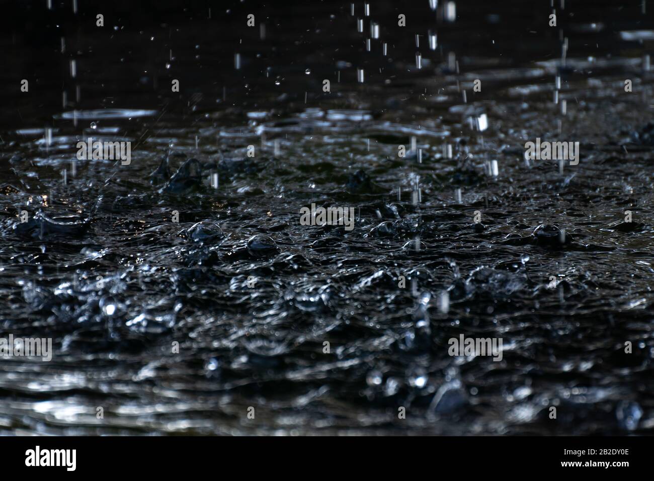 Les gouttes d'eau et leur réflexion dans l'eau sombre de Madrid Banque D'Images