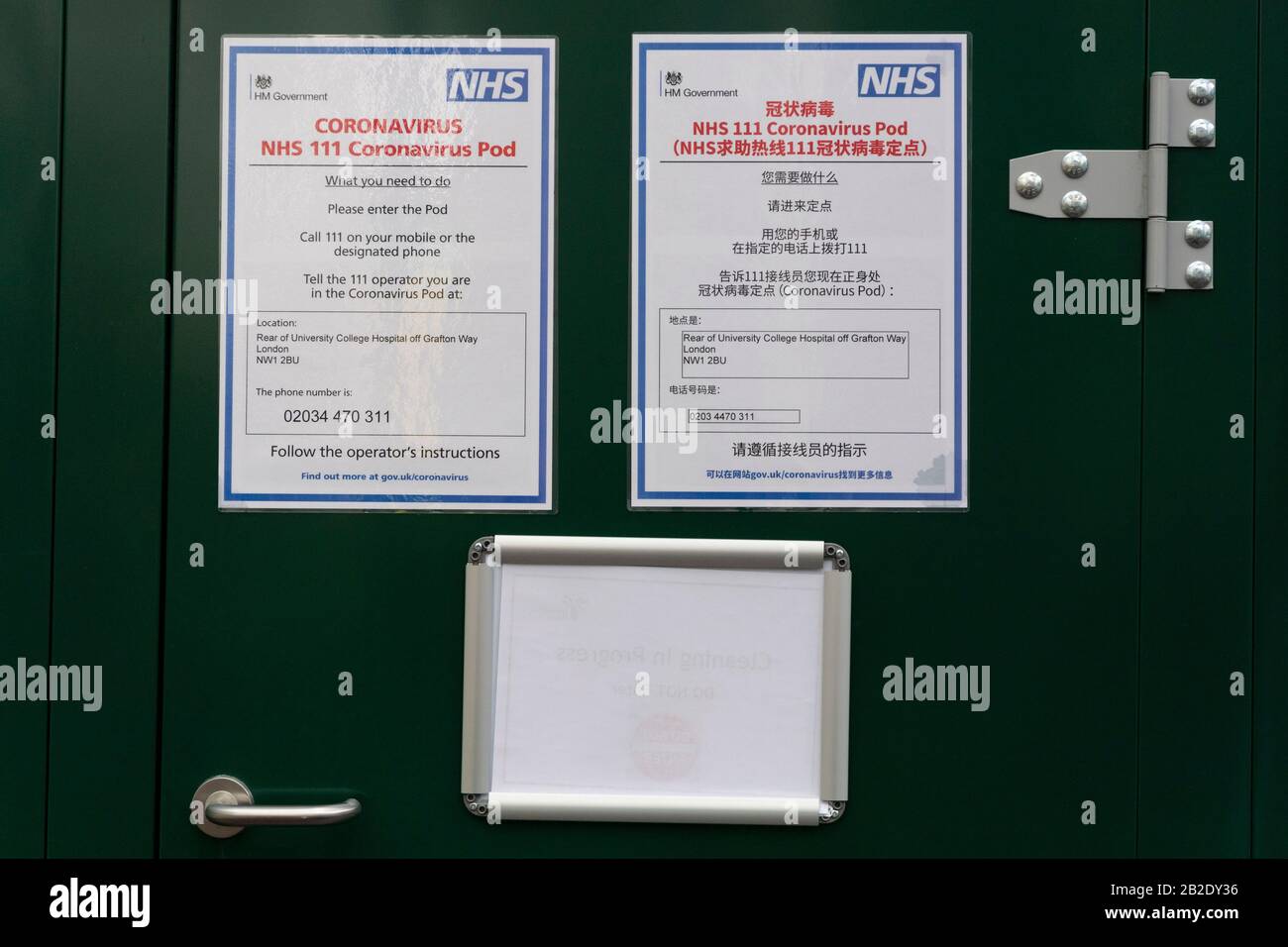 Londres, Royaume-Uni. 2 mars 2020. La photo prise le 2 mars 2020 montre des signes sur un afficheur de Coronavirus du National Health Service (NHS) 111 placé à l'hôpital University College de Londres, en Grande-Bretagne. Crédit: Ray Tang/Xinhua/Alay Live News Banque D'Images