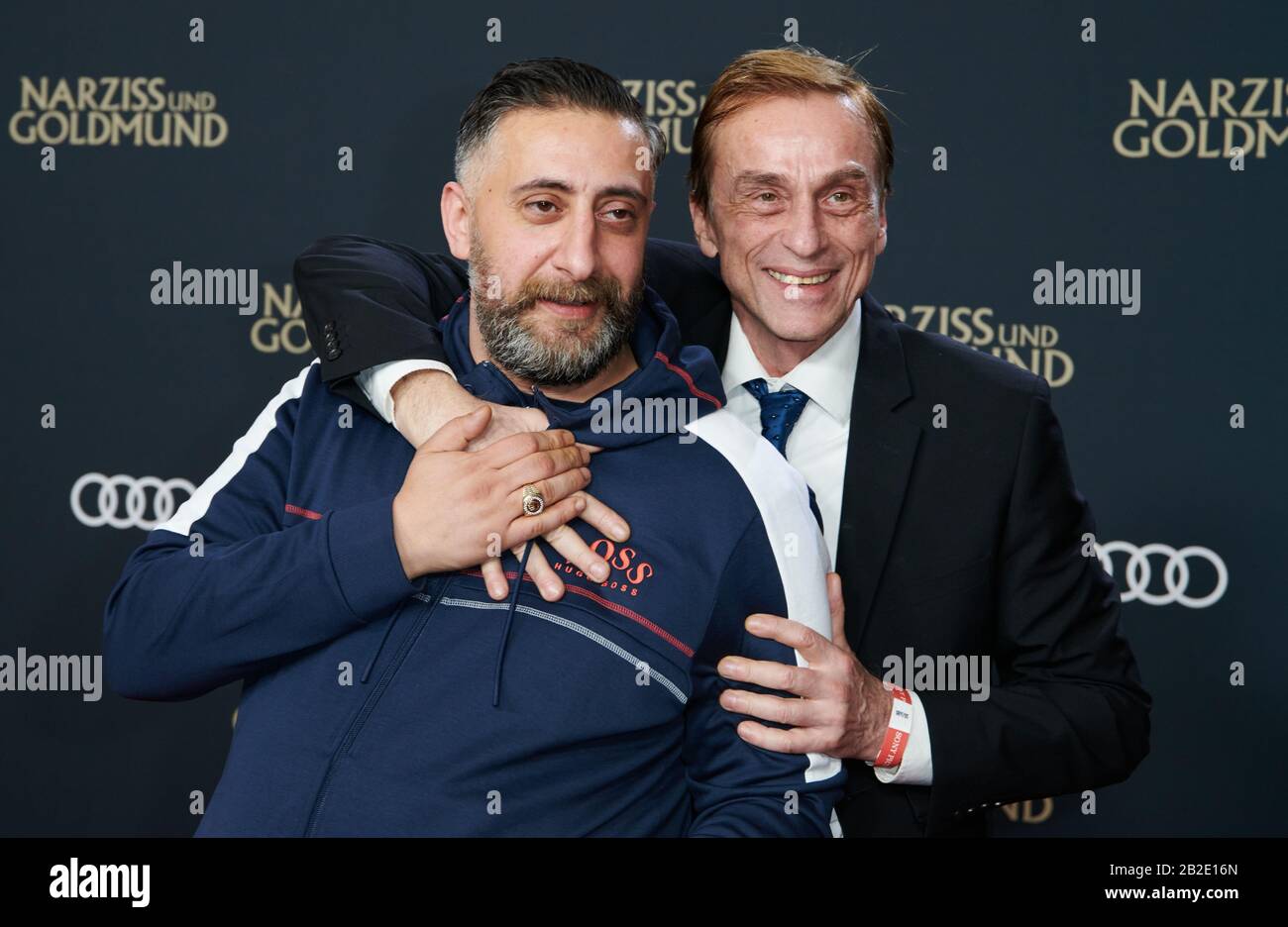 Berlin, Allemagne. 02 mars 2020. Les acteurs Andre M. Hennicke (l) et Kida Khodr Ramadan viennent à la première mondiale du film 'Narcisse et Goldmund' au Zoo Palast. Crédit: Annette Riedl/Dpa/Alay Live News Banque D'Images