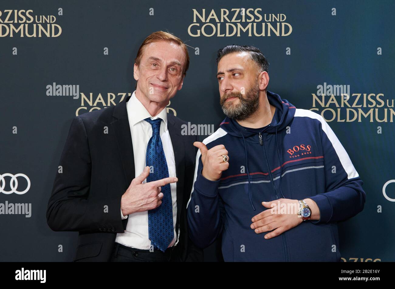 Berlin, Allemagne. 02 mars 2020. Les acteurs Andre M. Hennicke (l) et Kida Khodr Ramadan viennent à la première mondiale du film 'Narcisse et Goldmund' au Zoo Palast. Crédit: Annette Riedl/Dpa/Alay Live News Banque D'Images