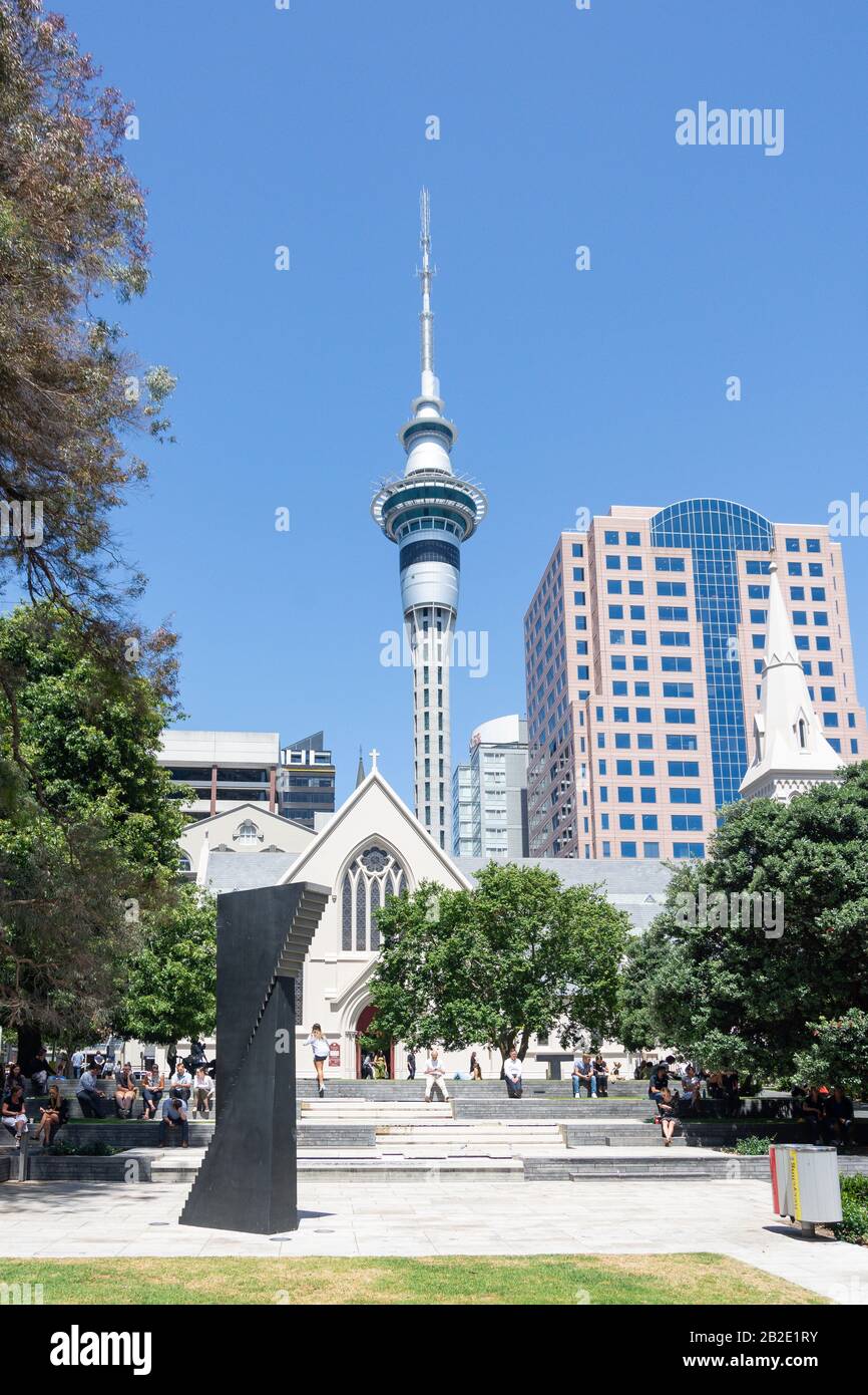 Les employés de bureau se détendant à l'heure du déjeuner, à Federal Square, au centre-ville, à Auckland, dans la région d'Auckland, en Nouvelle-Zélande Banque D'Images