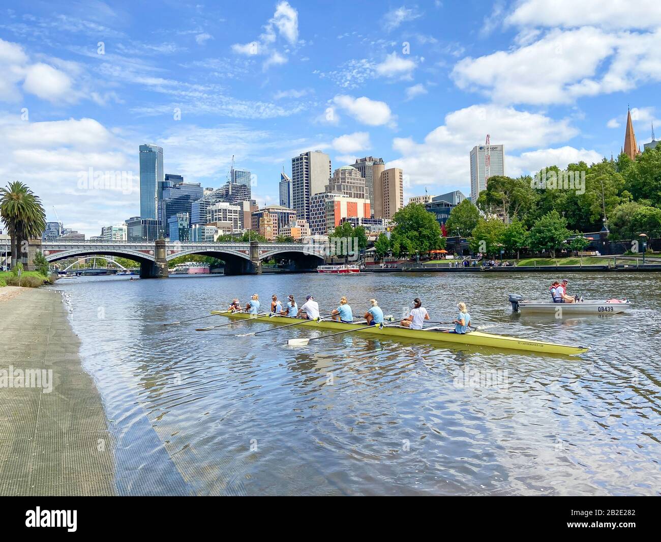 Vue sur la ville de l'autre côté de la Yarra River depuis Alexandra Gardens, Melbourne, Victoria, Australie Banque D'Images