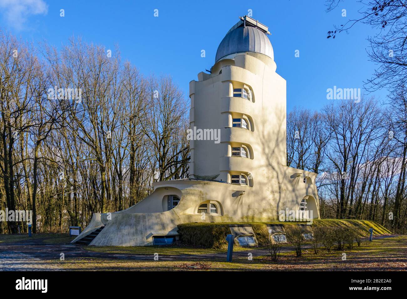 Paysage à l'extérieur de la Tour Einstein ou Einsteinturm, observatoire astrophysique, avec une atmosphère naturelle en hiver à Helmholtz-Centre Potsdam. Banque D'Images