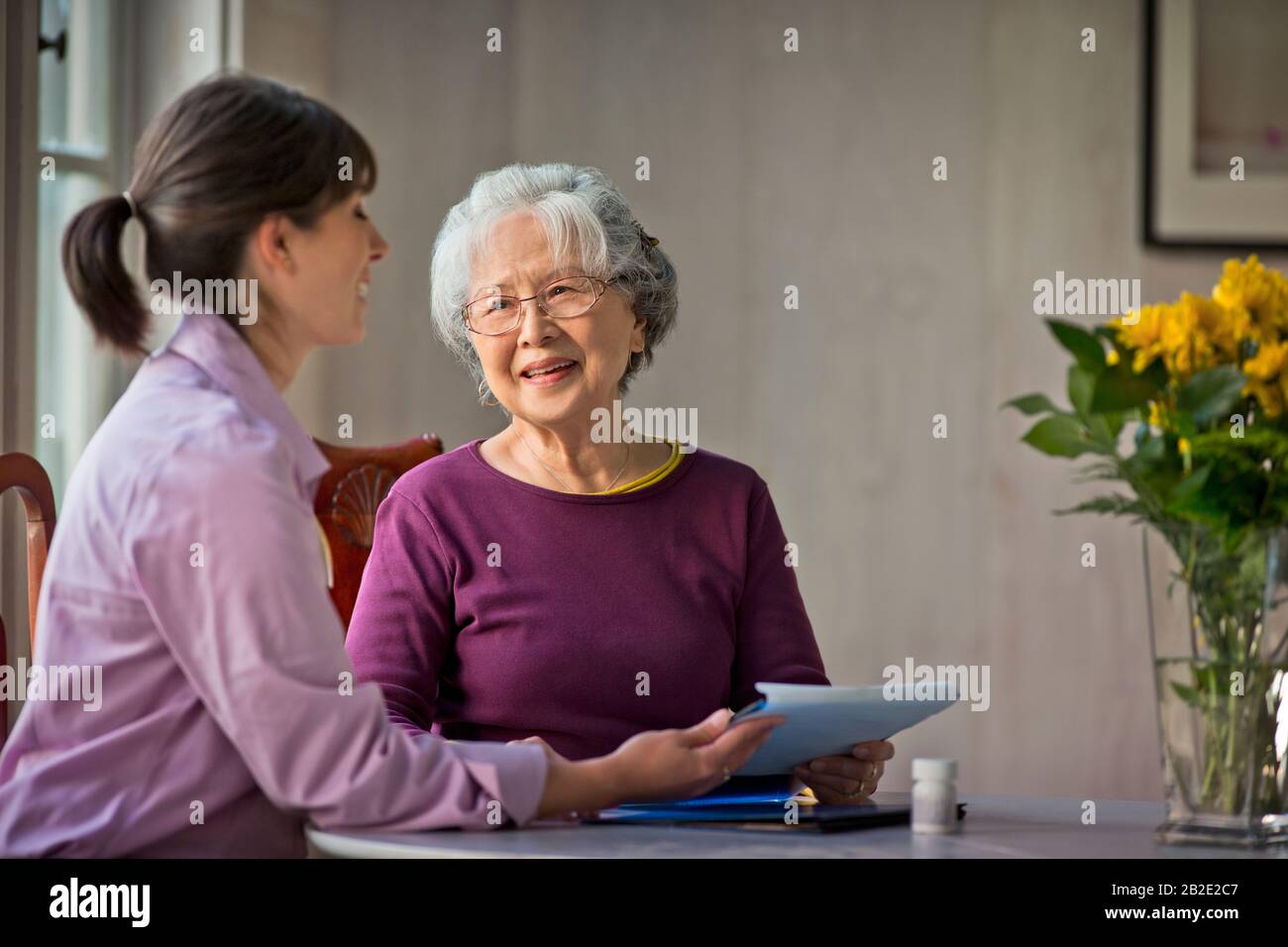 Femme senior parlant avec son soignant Banque D'Images