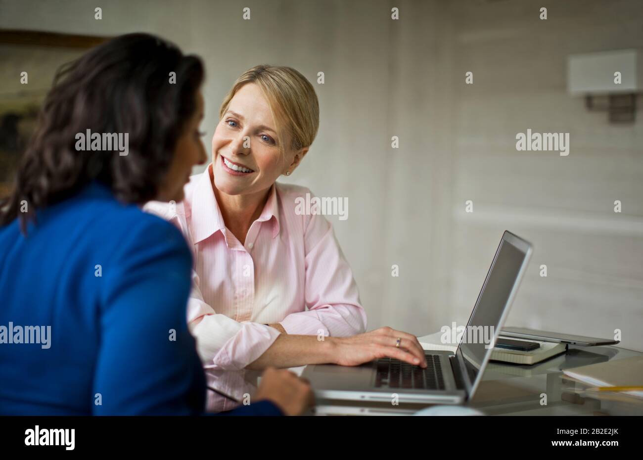 Deux collègues féminins parlent au bureau Banque D'Images