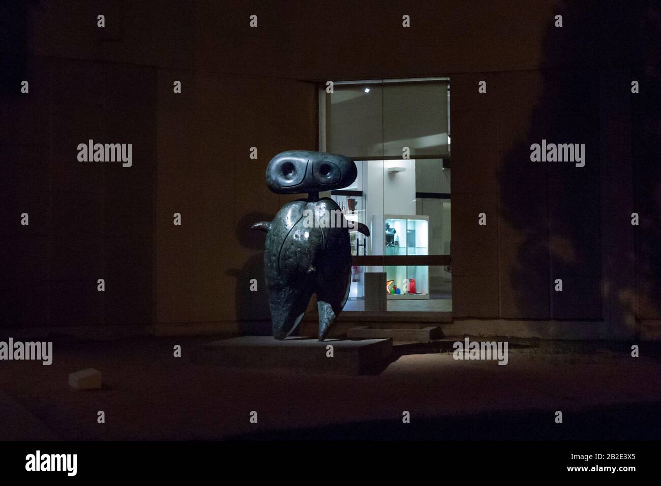 La statue de "Persnage" de Joan Miro est vue la nuit devant la Fundacio Joan Miro à Barcelone en Espagne. Banque D'Images