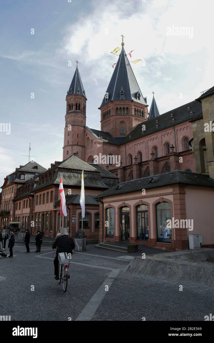 Mayence, Allemagne. 02 mars 2020. Vue sur la cathédrale de Mayence. La session plénière du printemps 2020 de la Conférence des évêques allemands se réunit à Mayence. Le centre de cette réunion d'années est l'élection d'un nouveau président et une première analyse de la trajectoire synodale récemment commencée. (Photo De Michael Debets/Pacific Press) Crédit: Pacific Press Agency/Alay Live News Banque D'Images