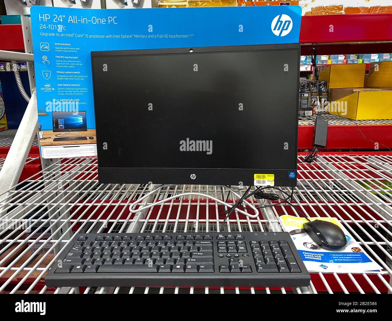 Orlando, FL/USA-2/13/20: Un PC Tout-En-Un HP Hewlett Packard exposé dans un magasin de détail Sams Club techonolgy service en attente d'un client à pur Banque D'Images
