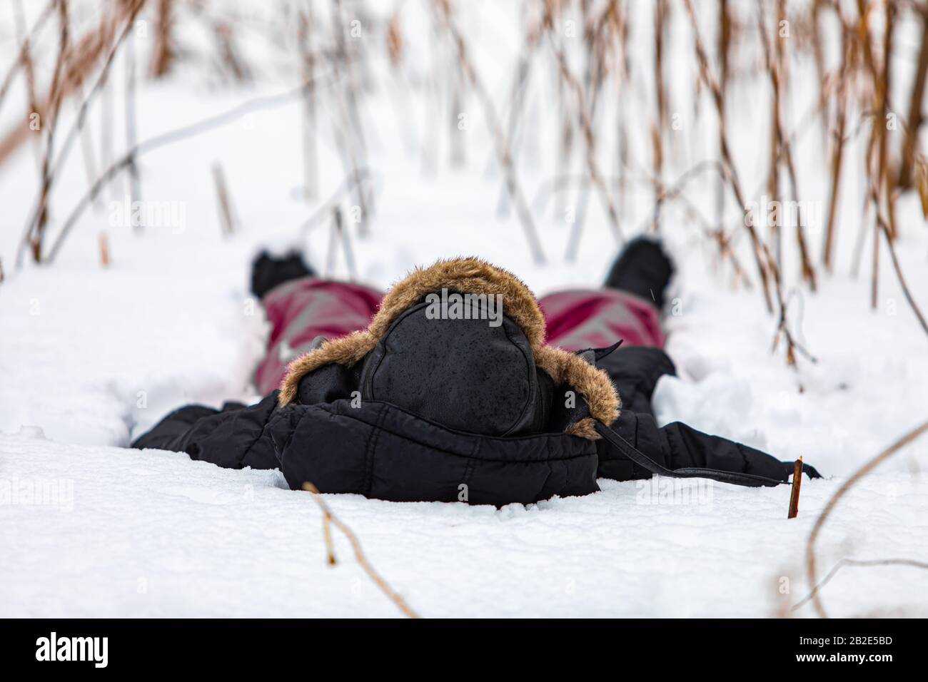 Une fille pratiquant le yoga à l'extérieur pendant une journée d'hiver typique. La fille se trouve dans la neige un jour d'hiver dans la forêt. Un exercice de yoga pendant une journée d'hiver Banque D'Images