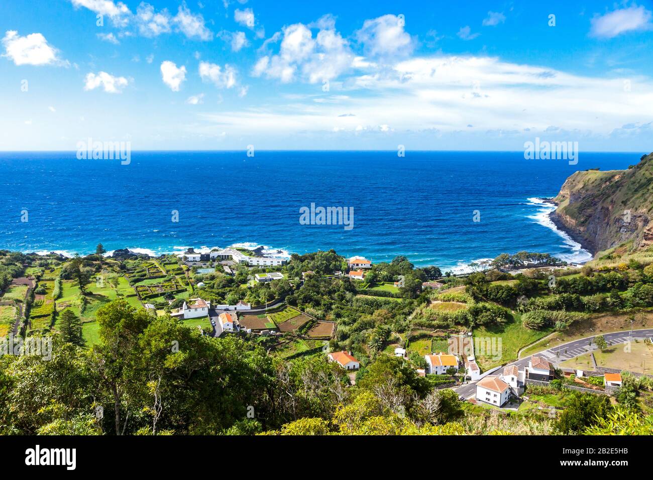 Vue panoramique sur la pittoresque côte sud de l'île de Sao Miguel, près de grands frissons de Pau village, Açores, Portugal Banque D'Images