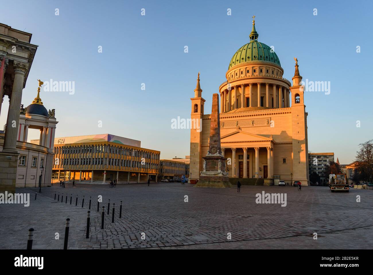 Vue sur l'église St. Nikolai-Kirchengemeinde Potsdam et la place du marché Am Alten Markt pendant le coucher du soleil avec ciel bleu clair à Potsdam, en Allemagne. Banque D'Images
