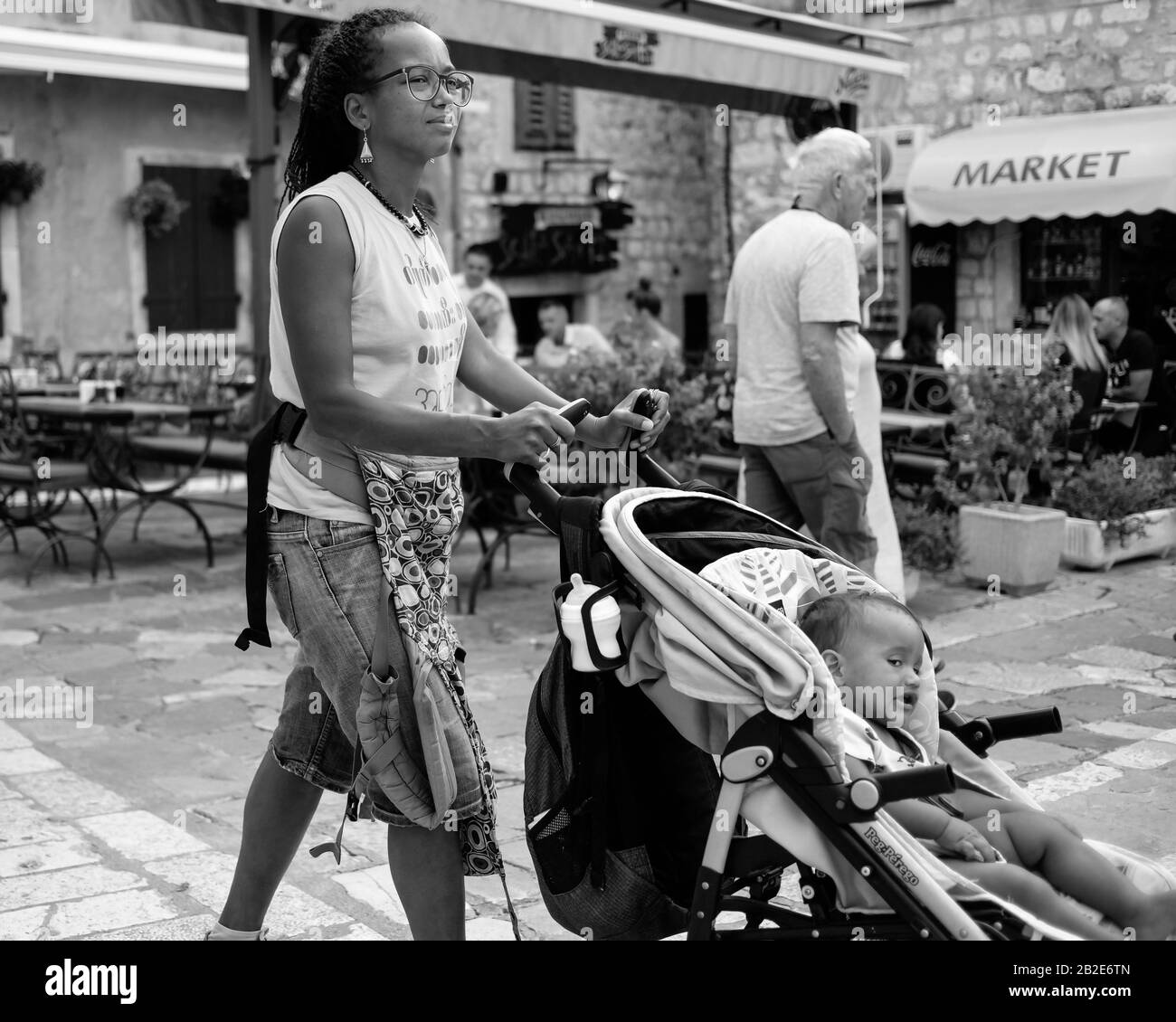 Kotor, Monténégro, 22 septembre 2019 : femme avec bébé en bas de la rue dans la vieille ville de Kotor Banque D'Images