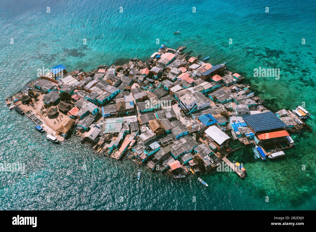 Vue aérienne de Santa Cruz del islote l'île la plus peuplée du monde dans  les îles San Bernardo, sur la côte des Caraïbes de Colombie Photo Stock -  Alamy