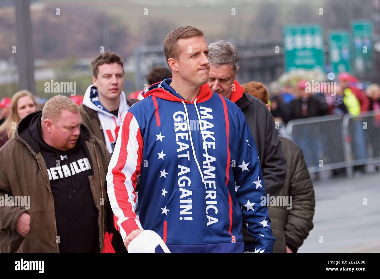 Les partisans du président Donald Trump attendent en ligne avant un rassemblement de campagne de 2020 le 10 décembre 2019 au Giant Center de Hershey, PA. Banque D'Images