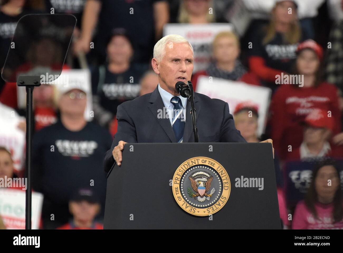 Le vice-président Mike Pence apparaît lors d'un rassemblement le 10 décembre 2019 au Giant Center de Hershey, PA. Banque D'Images