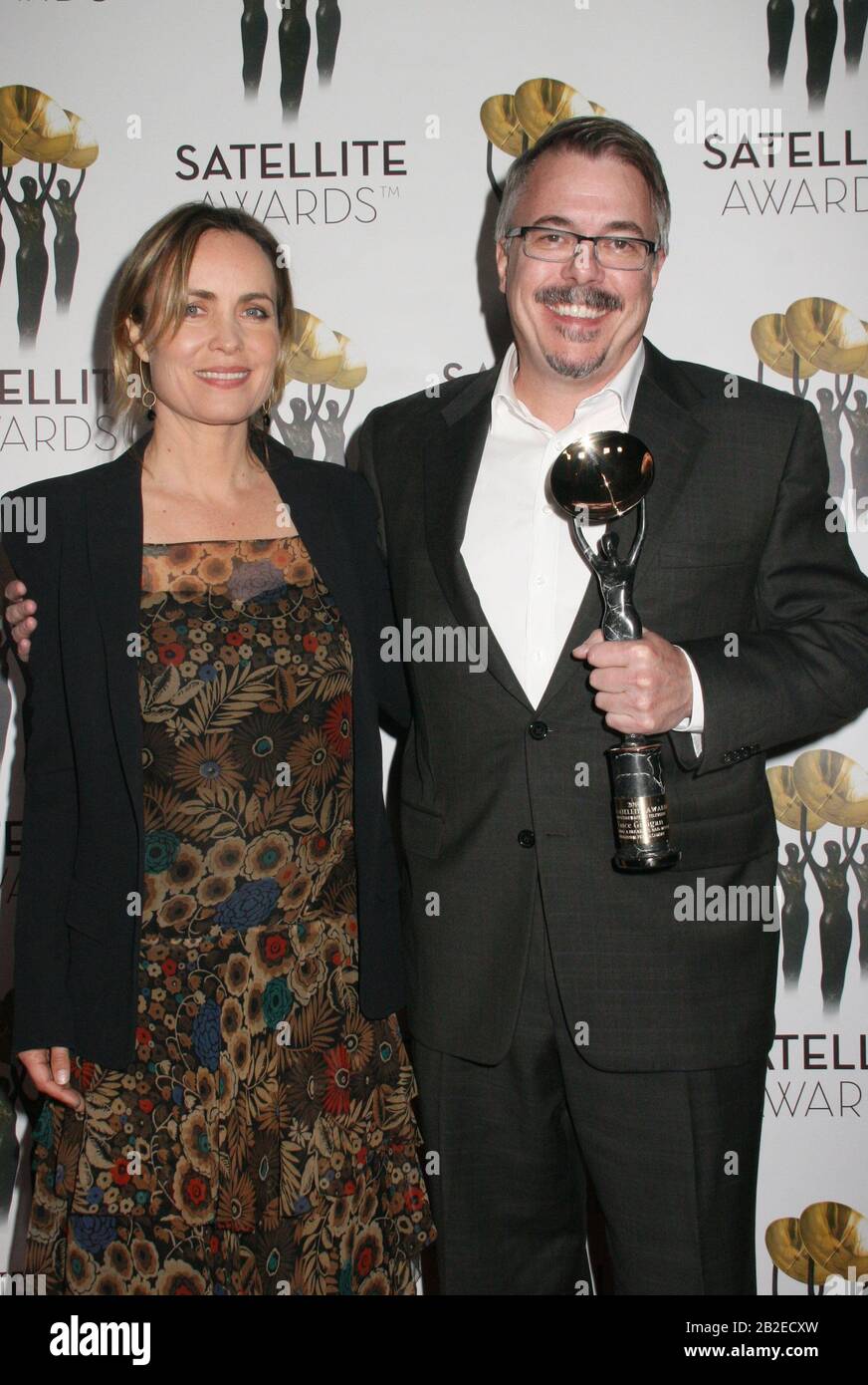 Radha Mitchell , Vince Gilligan 03/01/2020 Le 24ème Prix satellite annuel - salle de presse au Viceroy l'Ermitage Beverly Hills à Beverly Hills, CA. Photo de I. Hasegawa / HNW / PictureLux Banque D'Images