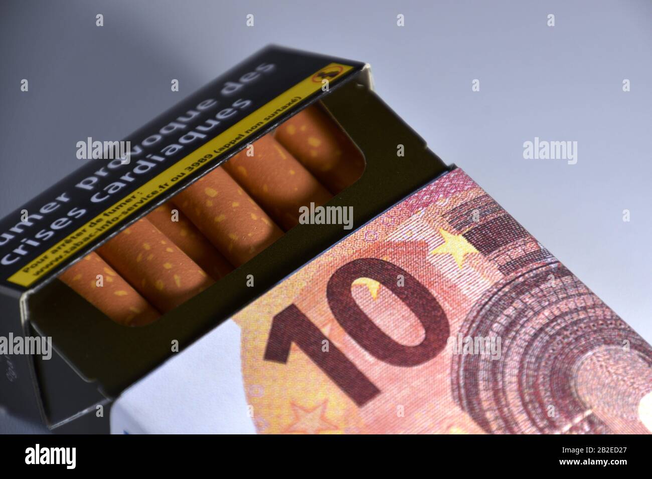 France. 2 mars 2020. Dans cette photo illustration un paquet de cigarettes personnalisé comme un 10 euros est affiché.Avec la nouvelle augmentation des prix du tabac certains paquets de cigarettes ont atteint 10 euros. Crédit: Gerard Bottino/Sopa Images/Zuma Wire/Alay Live News Banque D'Images