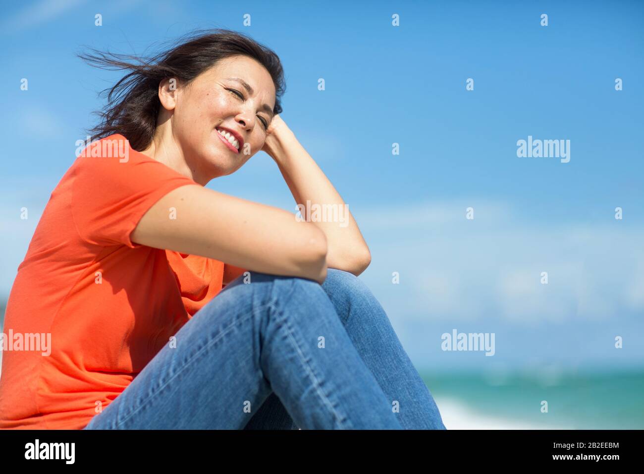 Portrait d'une femme asiatique heureuse et confiante souriant. Banque D'Images