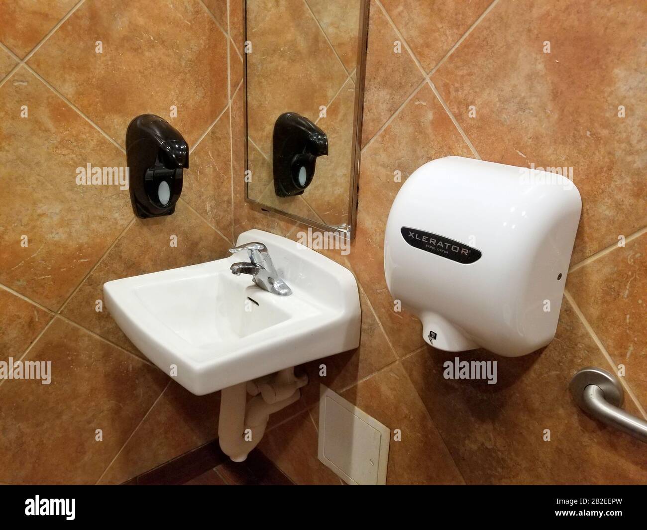 Wilmington, Delaware, États-Unis - 2 mars 2020 - une salle de repos propre avec évier blanc et sèche-mains sans contact Banque D'Images