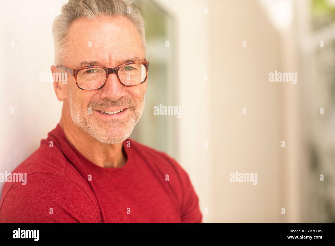 Homme mûr et ajusté assis à l'extérieur de la photo de stock Banque D'Images