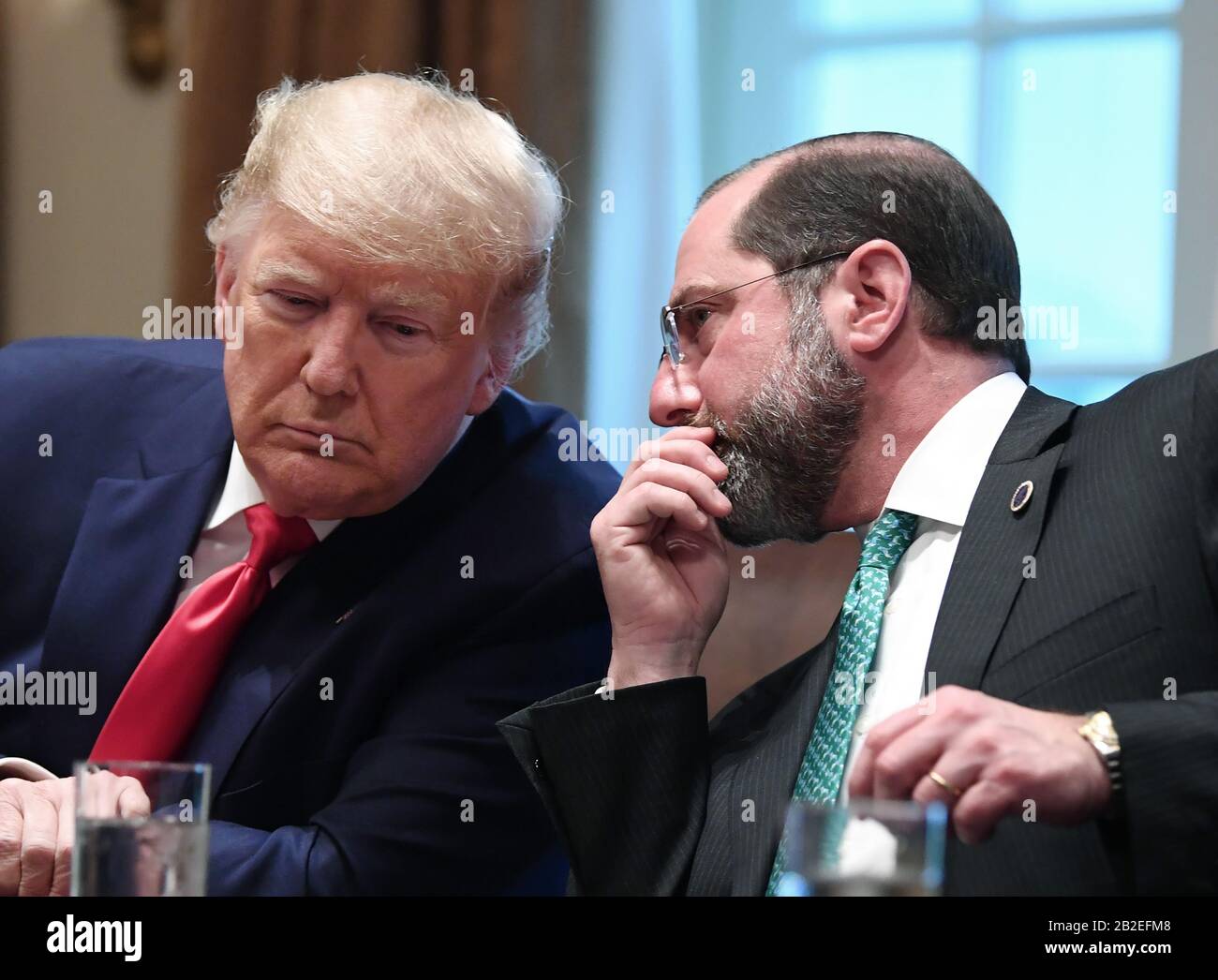 Le secrétaire du HHS, Alex Azar, s'en rend au président des États-Unis Donald Trump lorsqu'il rencontre le Groupe de travail sur le coronavirus et des dirigeants pharmaceutiques dans la salle du Cabinet de la Maison Blanche à Washington, DC, le lundi 2 mars 2020. Le Coronavirus (COVID-19) a infecté près de 100 000 personnes dans le monde et a tué plus de 3 000 personnes. Crédit: Kevin Dietsch/Pool via CNP /MediaPunch Banque D'Images