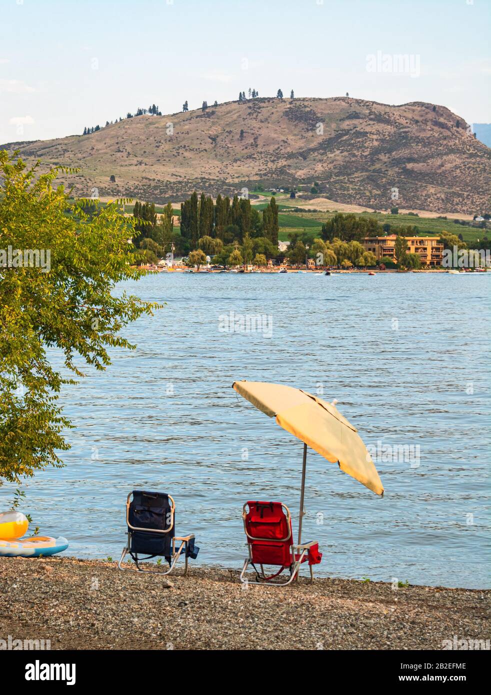 Petit camp touristique avec vue sur le lac lors d'une chaude soirée d'été. Banque D'Images