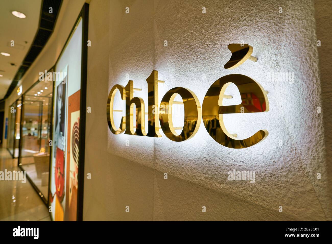 Hong KONG, CHINE - VERS JANVIER 2019 : gros plan du panneau Chloe vu dans  un magasin du centre commercial de la sfi à Hong Kong. Chloe est une maison  de mode