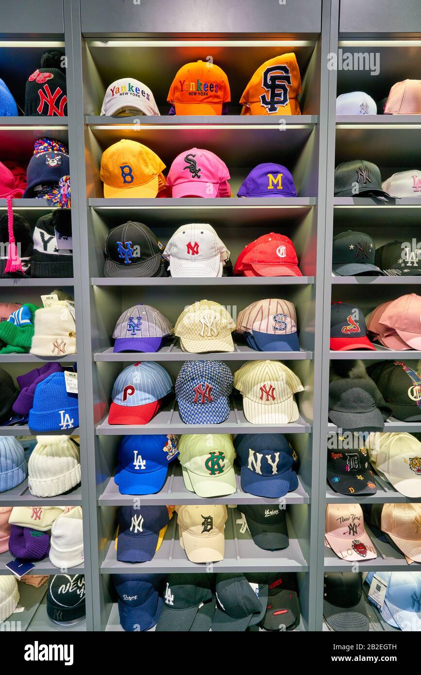 Hong KONG, CHINE - VERS JANVIER 2019 : des casquettes de baseball sont  exposées dans un magasin de Hong Kong Photo Stock - Alamy