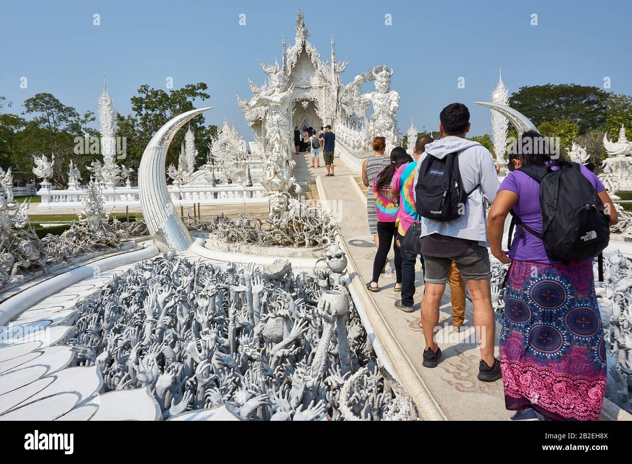 Chiang Rai, Thaïlande - Février.10.2020: Les Touristes Visitent Le Temple De White Temple Rong Khun, Province De Chiang Rai, Nord De La Thaïlande Banque D'Images