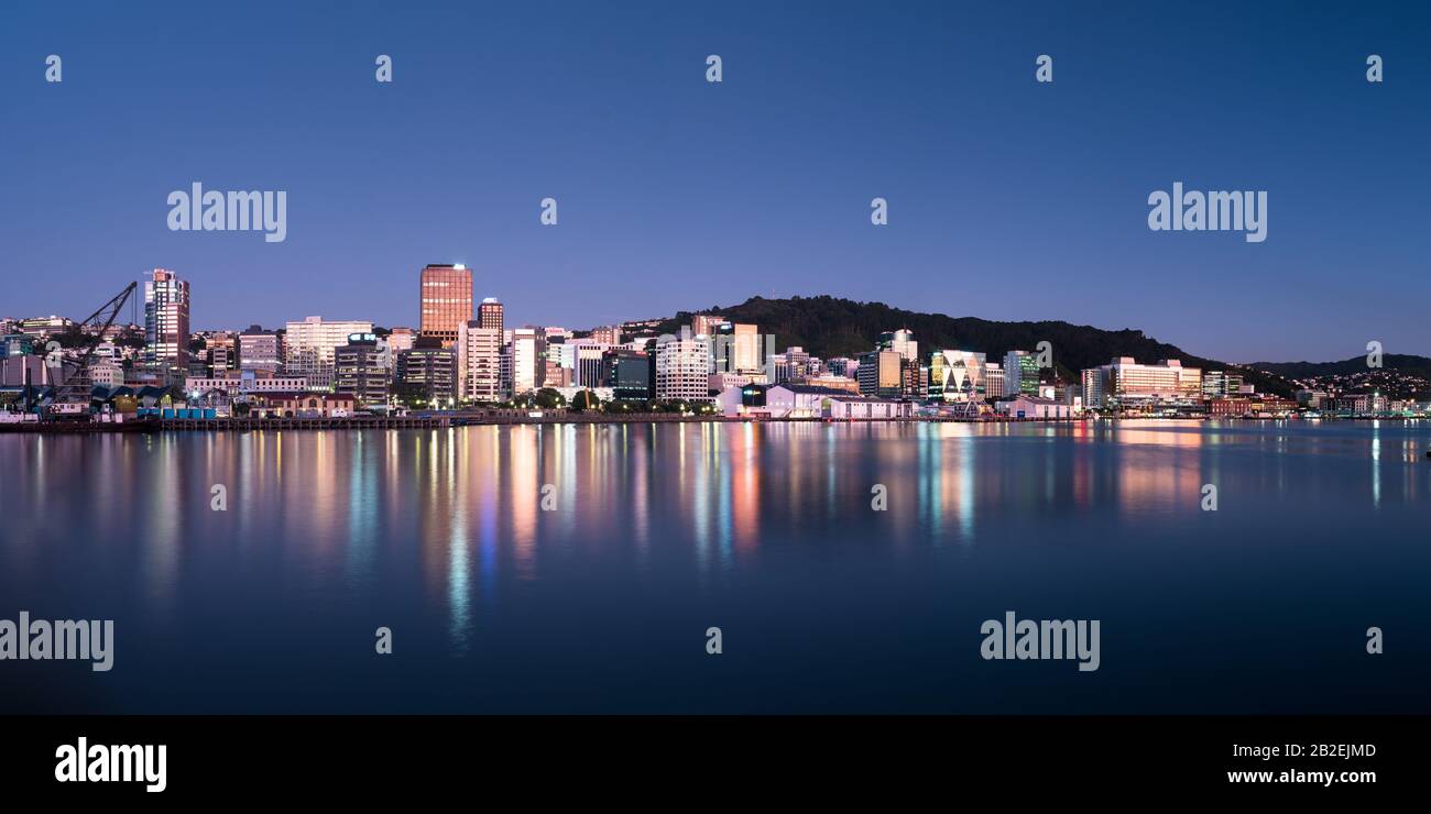 Wellington, les bâtiments de la ville de Nouvelle-Zélande et les gratte-ciel se reflètent dans le port au lever du soleil lors d'une matinée d'été parfaite. Wellington est la capitale de la Nouvelle-Zélande. Banque D'Images