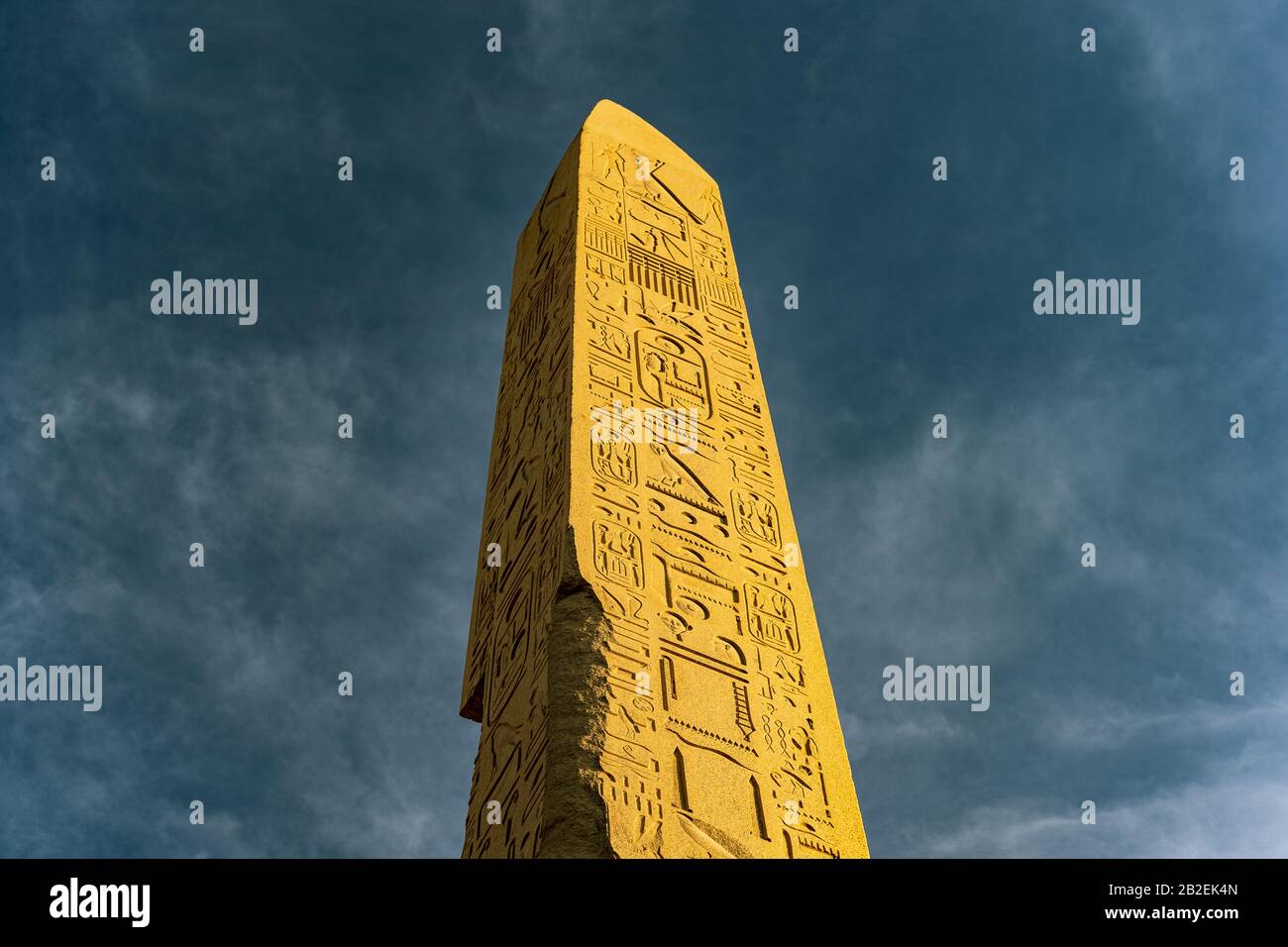Vue verticale sur l'ancien obélisque du Complexe du temple de Karnak, Louxor, Egypte Banque D'Images