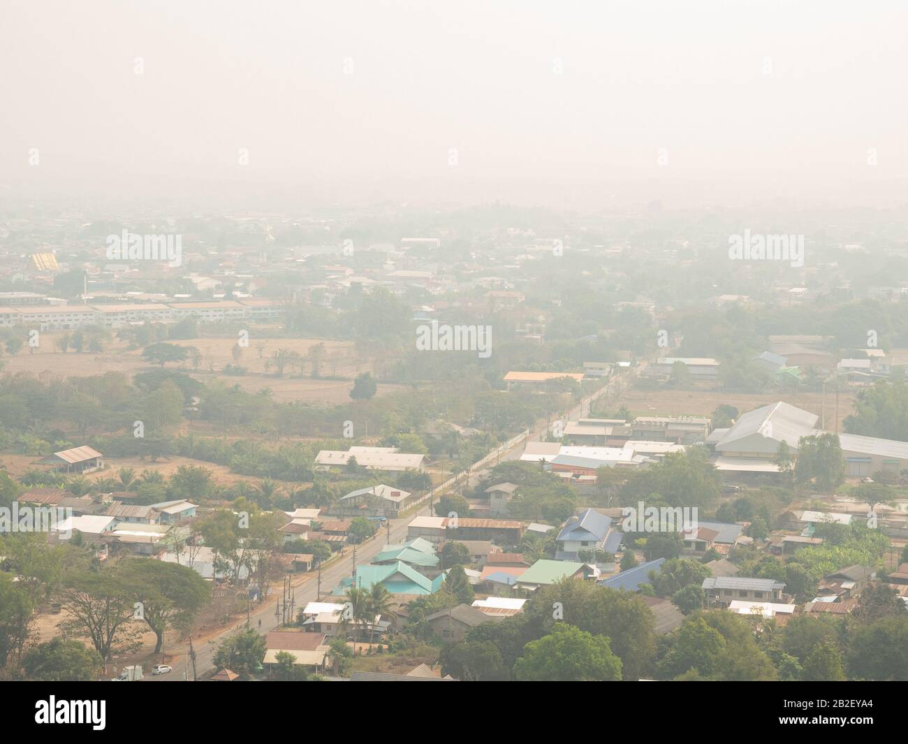 Le smog causé par les feux de forêt et les brûlures dans les zones agricoles rend le temps dans la région du nord de la Thaïlande plein de petites poussières pm 2.5. Banque D'Images