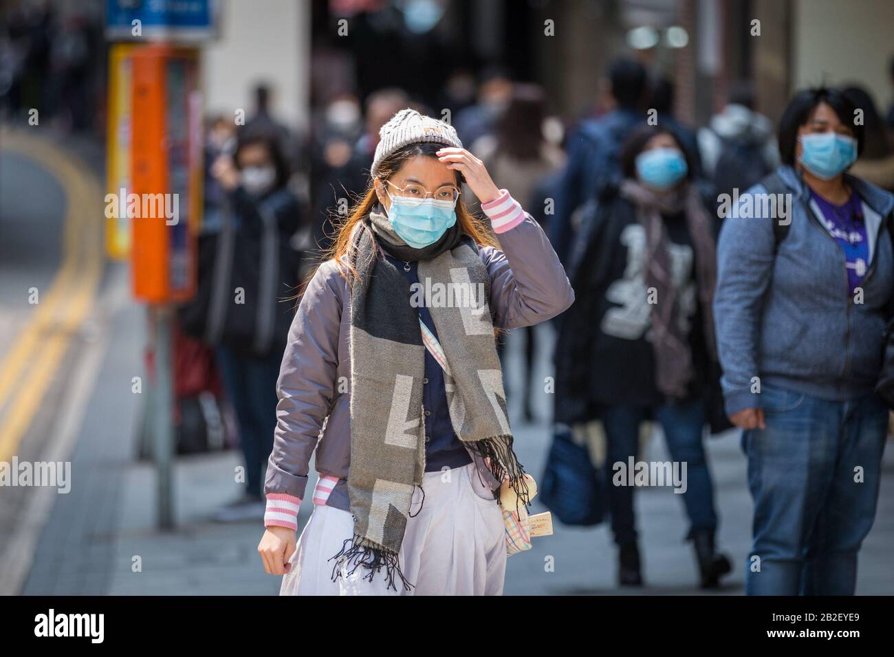 Les personnes portant des masques pendant le virus Corona. Banque D'Images