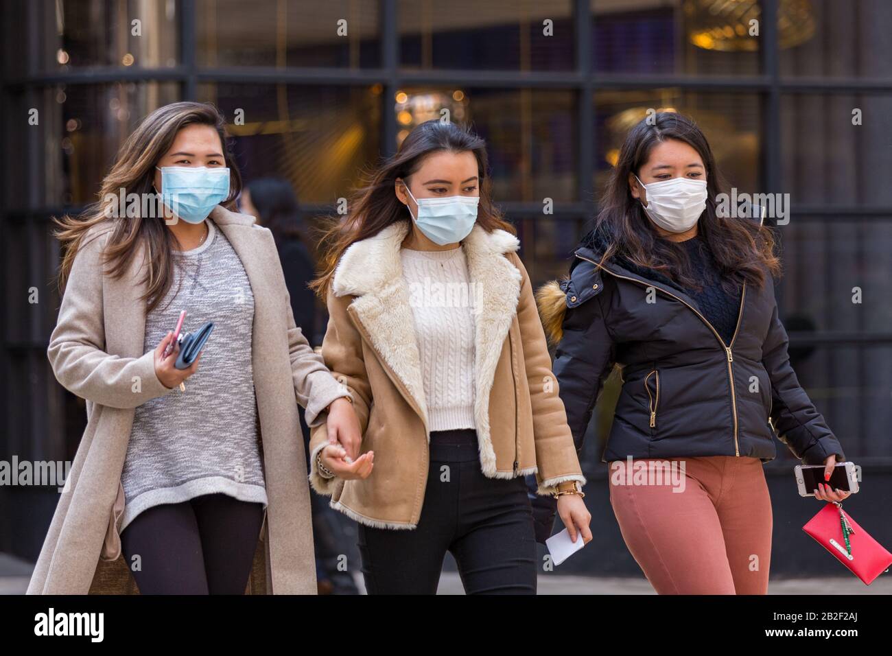 Les personnes portant des masques pendant le virus Corona. Banque D'Images