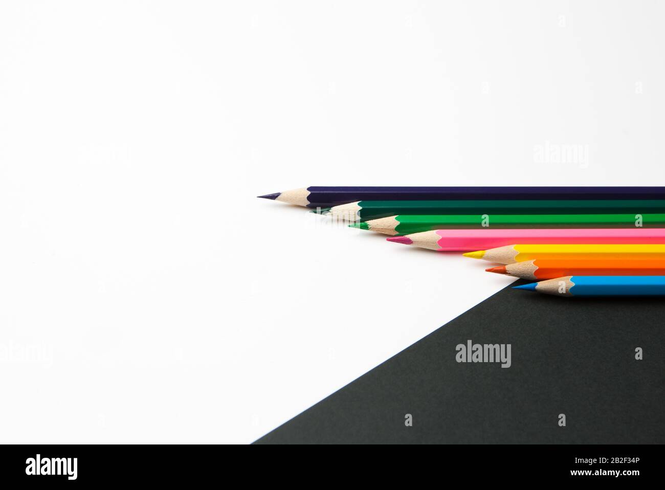 La différence entre les crayons de couleur noir et blanc Photo Stock