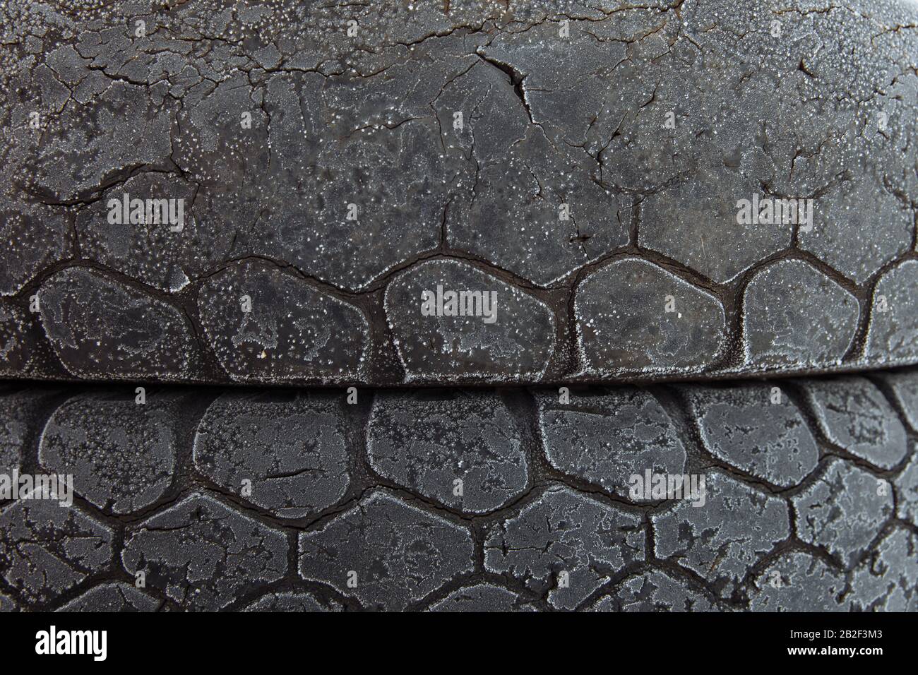 La texture des vieux pneus usés pour la voiture. Certains pneus sont déjà usés de temps en temps et ont du mou. Banque D'Images La texture des vieux pneus usés pour la voiture. Certains pneus sont déjà usés de temps en temps et ont du mou. Banque D'Images