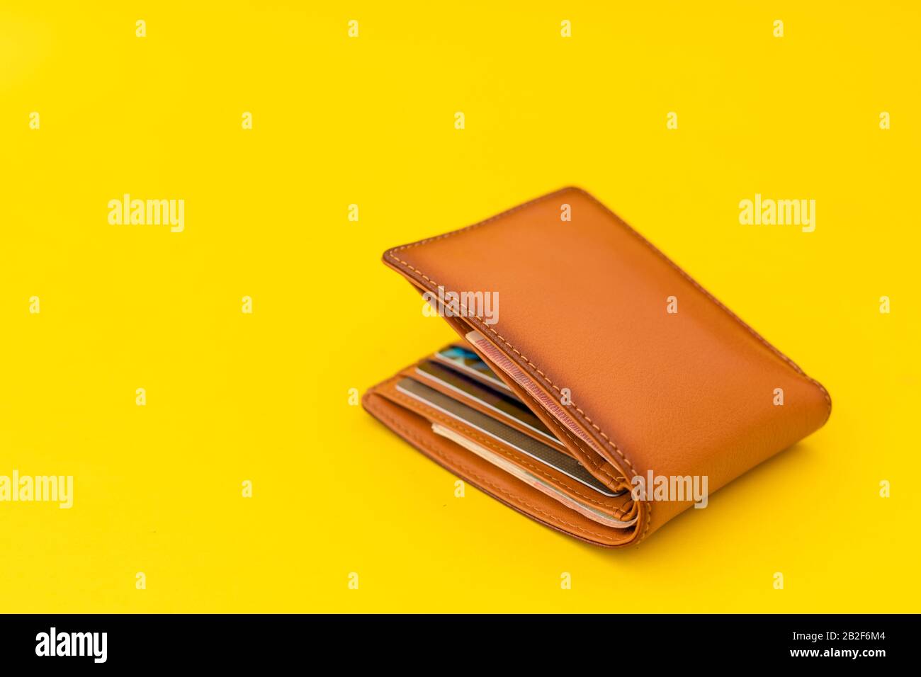 Nouveau portefeuille en cuir marron pour hommes sur fond jaune Banque D'Images