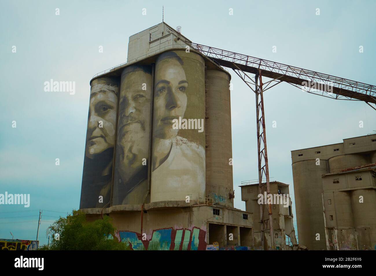 Une murale de silo de l'artiste Rone, qui fait partie d'un projet d'art public. À Fyansford, Victoria, Australie. Banque D'Images